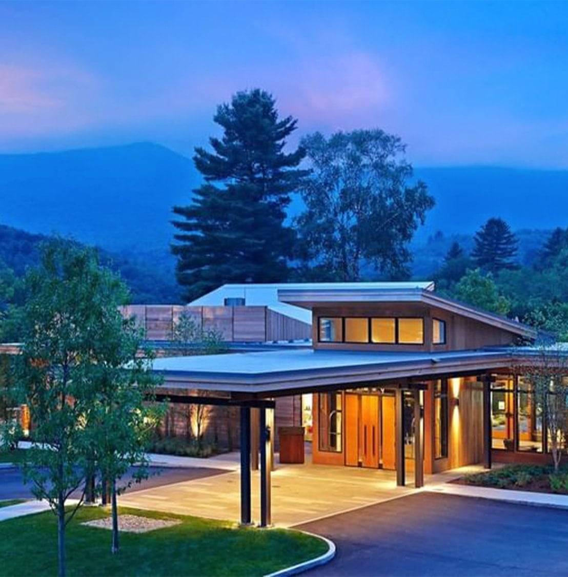 front entrance to topnotch resort