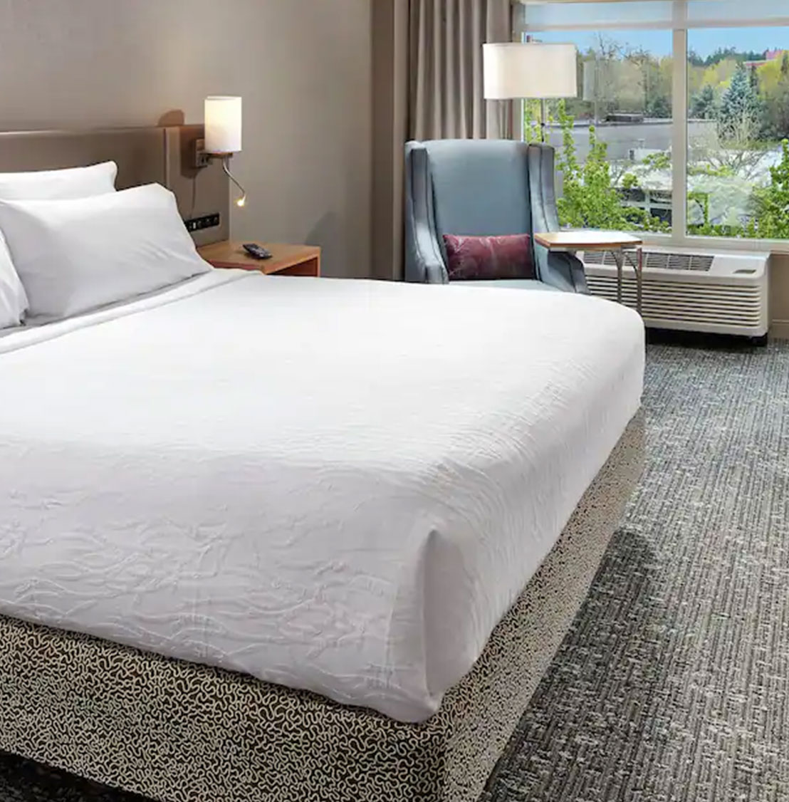hotel bedroom at Hilton Garden Inn Portland/Lake Oswego