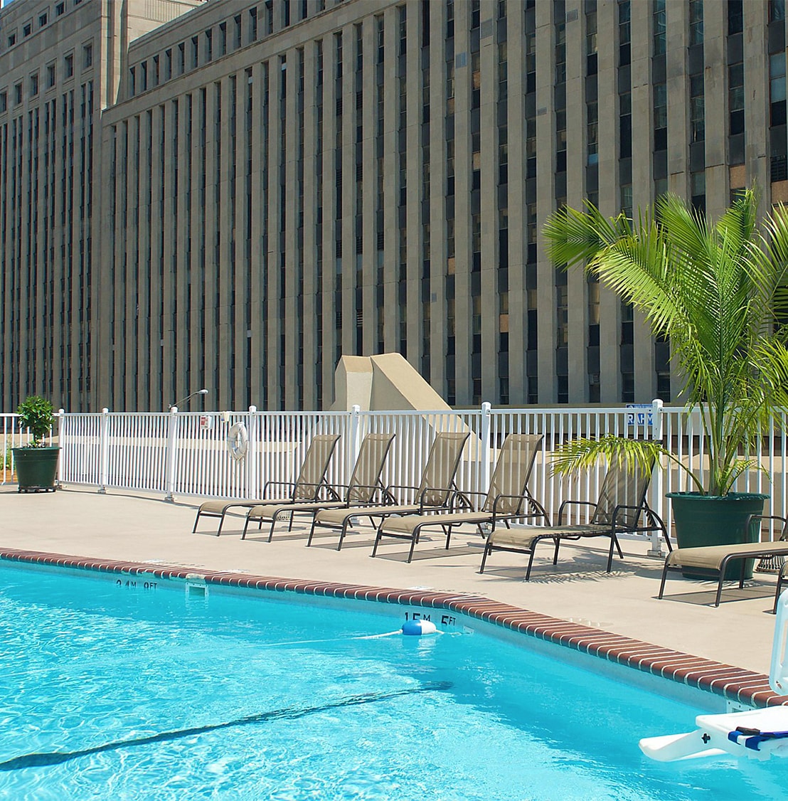 pool at the holiday inn chicago